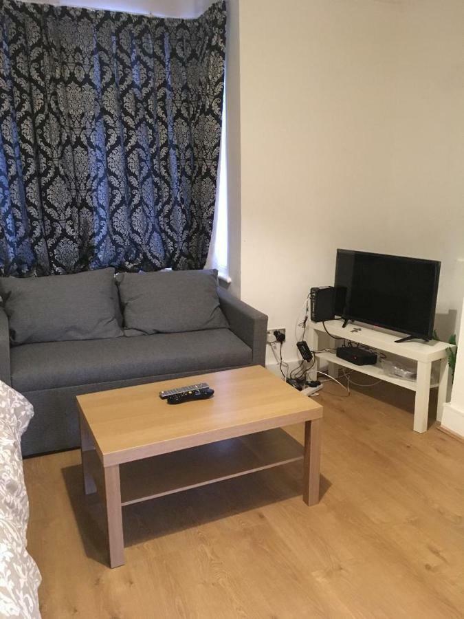 North London Studio Apartment Exterior photo